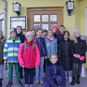 LandFrauen Kids vor der Pizzeria