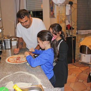 Kinder belegen Pizza